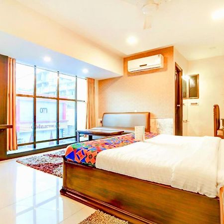 Hotel R Deluxe "Couple Friendly Vaccinated Staff" New Delhi Buitenkant foto