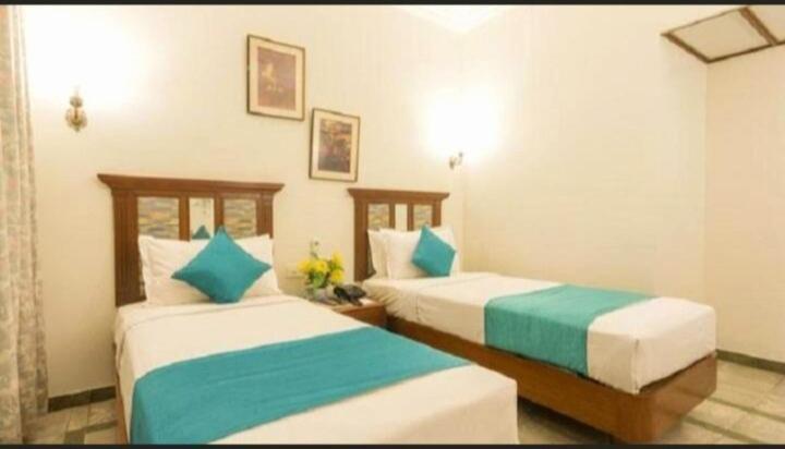 Hotel R Deluxe "Couple Friendly Vaccinated Staff" New Delhi Buitenkant foto