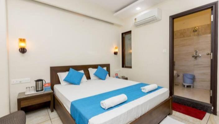 Hotel R Deluxe "Couple Friendly Vaccinated Staff" New Delhi Buitenkant foto