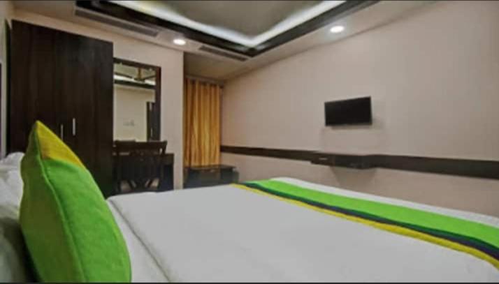 Hotel R Deluxe "Couple Friendly Vaccinated Staff" New Delhi Buitenkant foto