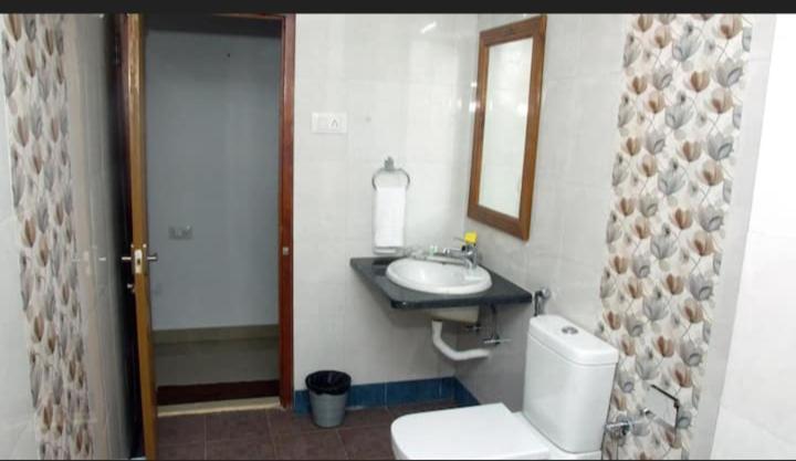 Hotel R Deluxe "Couple Friendly Vaccinated Staff" New Delhi Buitenkant foto