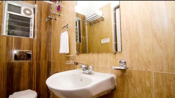 Hotel R Deluxe "Couple Friendly Vaccinated Staff" New Delhi Buitenkant foto