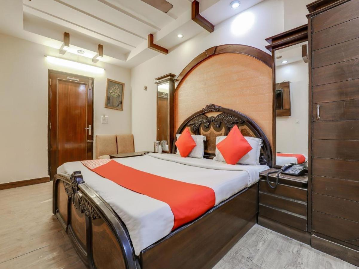 Hotel R Deluxe "Couple Friendly Vaccinated Staff" New Delhi Buitenkant foto