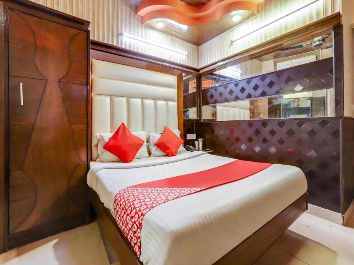Hotel R Deluxe "Couple Friendly Vaccinated Staff" New Delhi Buitenkant foto