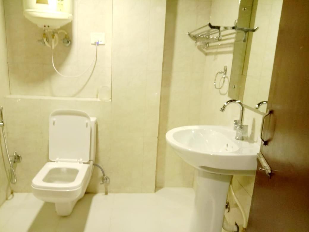 Hotel R Deluxe "Couple Friendly Vaccinated Staff" New Delhi Buitenkant foto