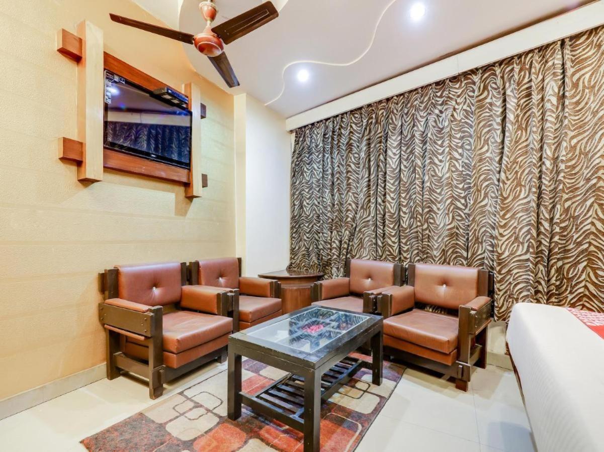Hotel R Deluxe "Couple Friendly Vaccinated Staff" New Delhi Buitenkant foto