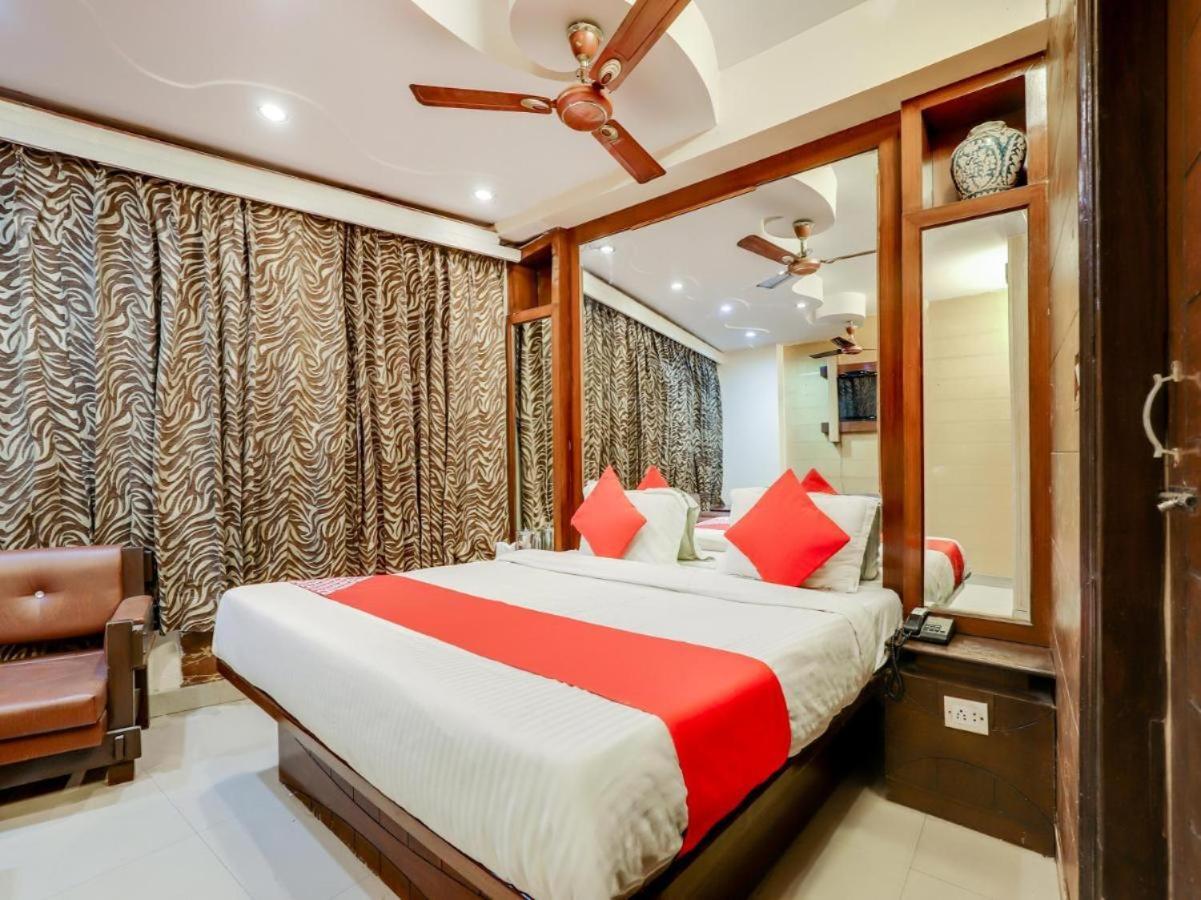 Hotel R Deluxe "Couple Friendly Vaccinated Staff" New Delhi Buitenkant foto