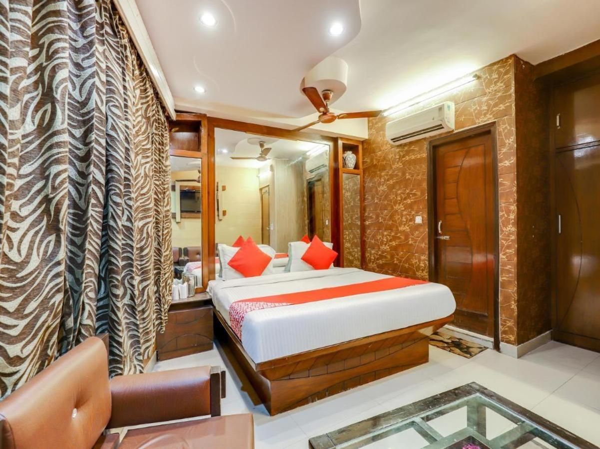 Hotel R Deluxe "Couple Friendly Vaccinated Staff" New Delhi Buitenkant foto