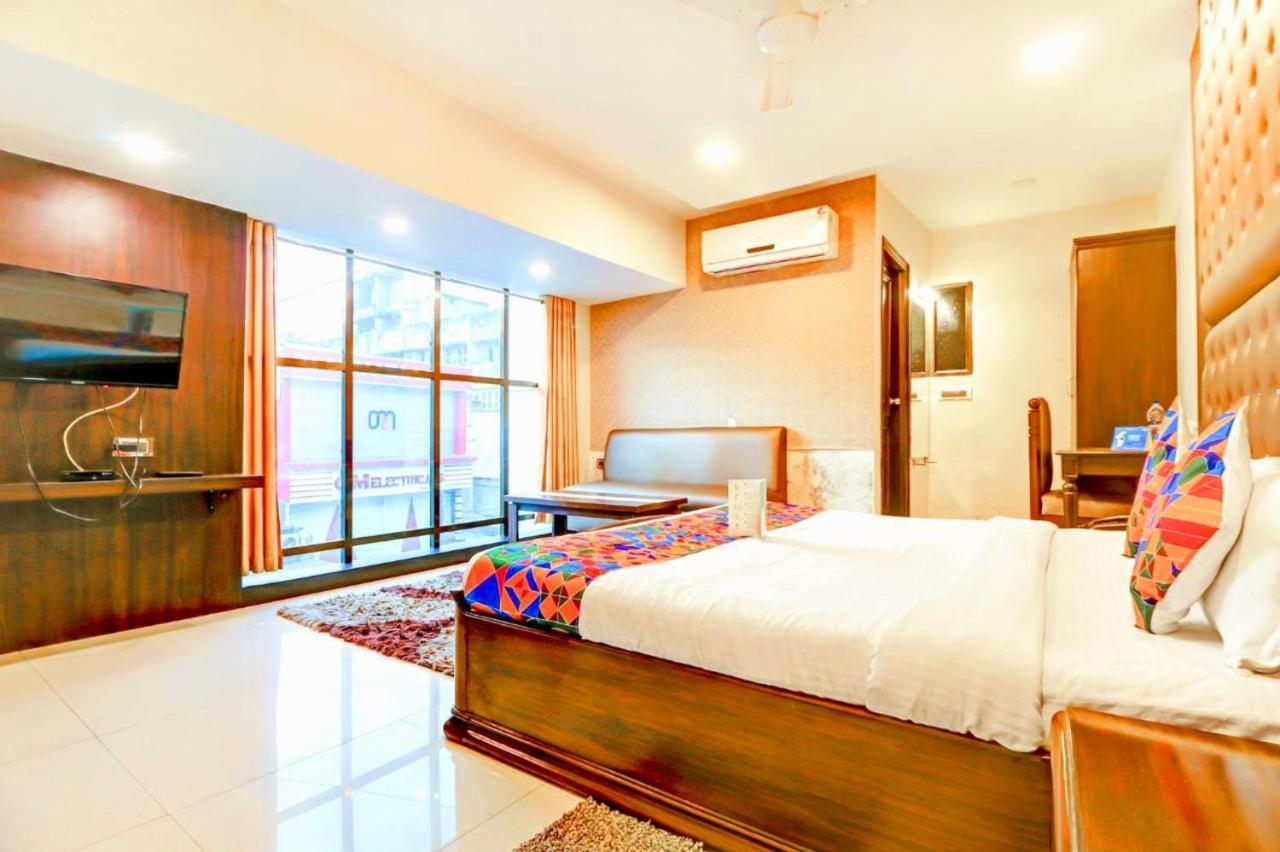 Hotel R Deluxe "Couple Friendly Vaccinated Staff" New Delhi Buitenkant foto