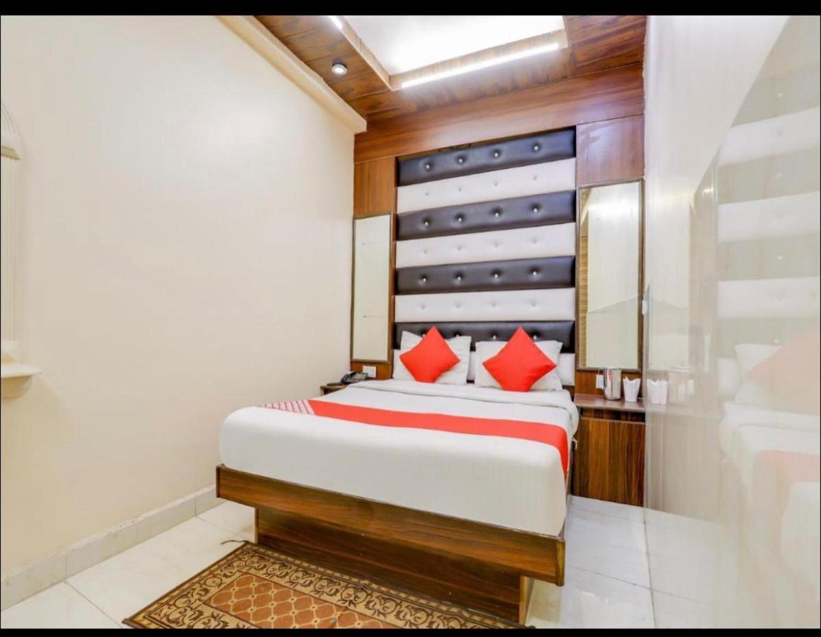 Hotel R Deluxe "Couple Friendly Vaccinated Staff" New Delhi Buitenkant foto