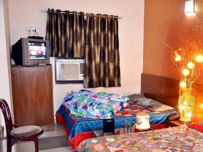 Hotel R Deluxe "Couple Friendly Vaccinated Staff" New Delhi Buitenkant foto