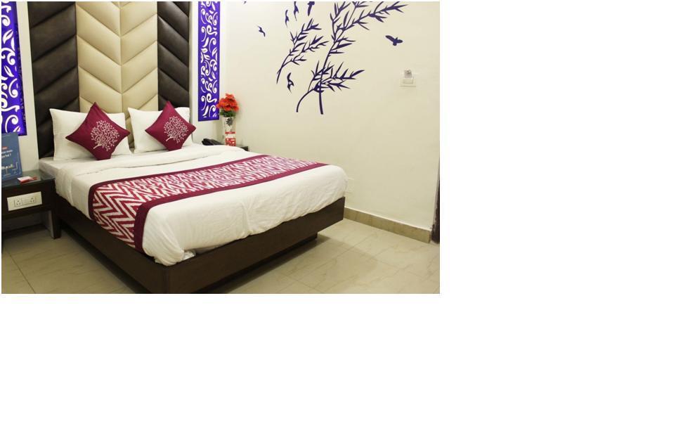 Hotel R Deluxe "Couple Friendly Vaccinated Staff" New Delhi Buitenkant foto