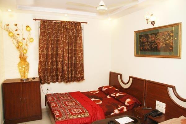 Hotel R Deluxe "Couple Friendly Vaccinated Staff" New Delhi Buitenkant foto