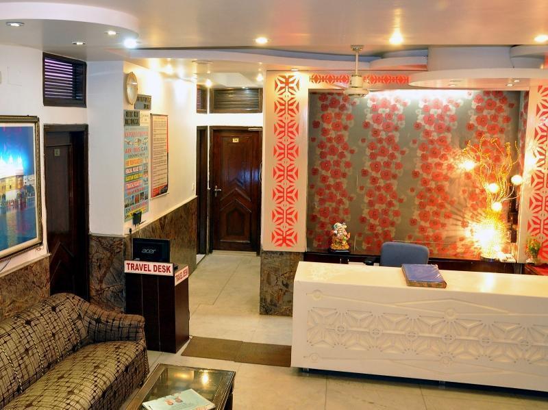 Hotel R Deluxe "Couple Friendly Vaccinated Staff" New Delhi Buitenkant foto