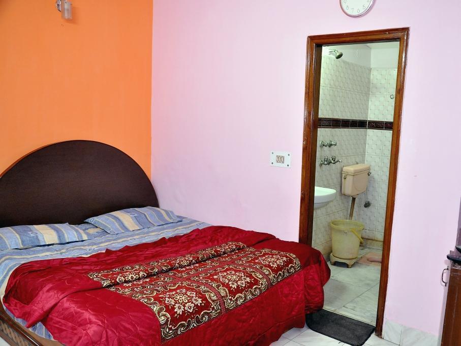 Hotel R Deluxe "Couple Friendly Vaccinated Staff" New Delhi Buitenkant foto