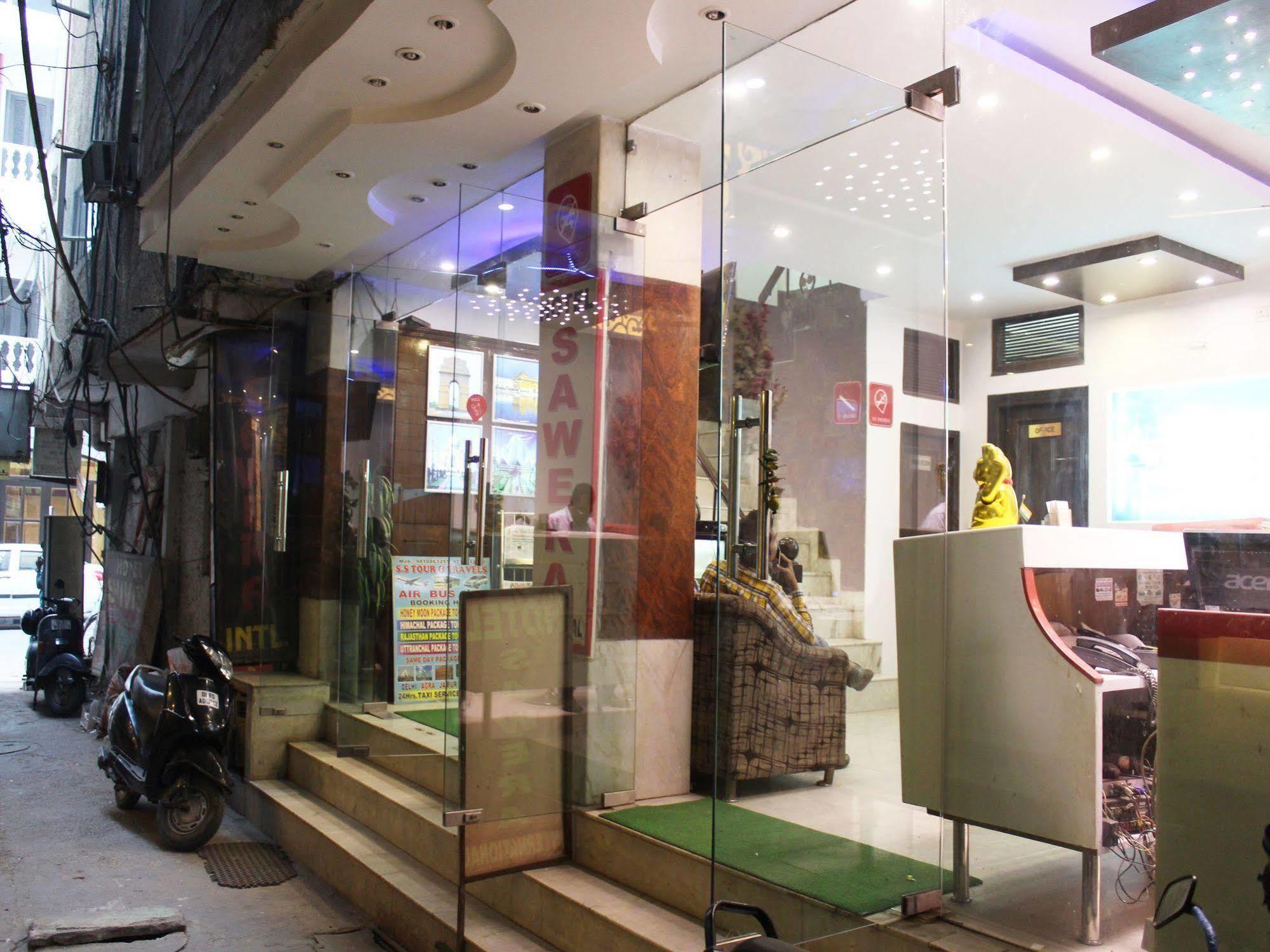 Hotel R Deluxe "Couple Friendly Vaccinated Staff" New Delhi Buitenkant foto