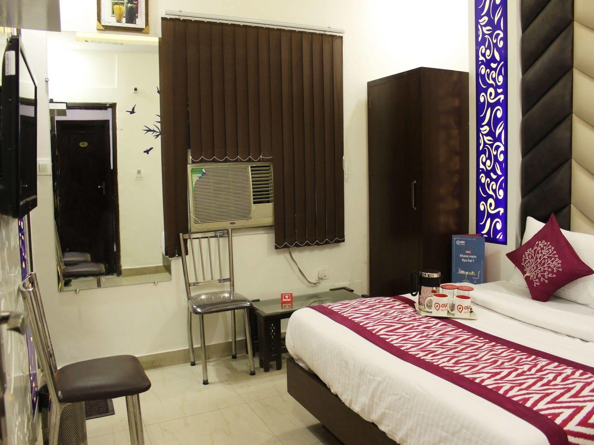 Hotel R Deluxe "Couple Friendly Vaccinated Staff" New Delhi Buitenkant foto