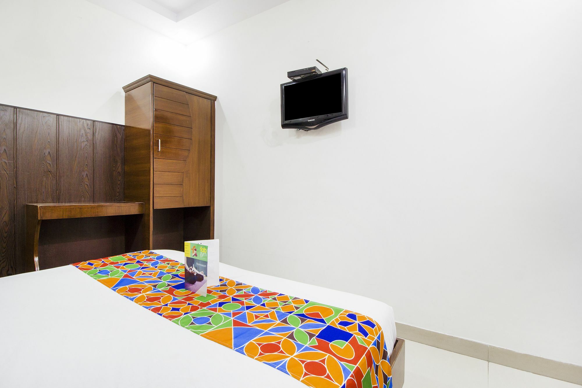 Hotel R Deluxe "Couple Friendly Vaccinated Staff" New Delhi Buitenkant foto