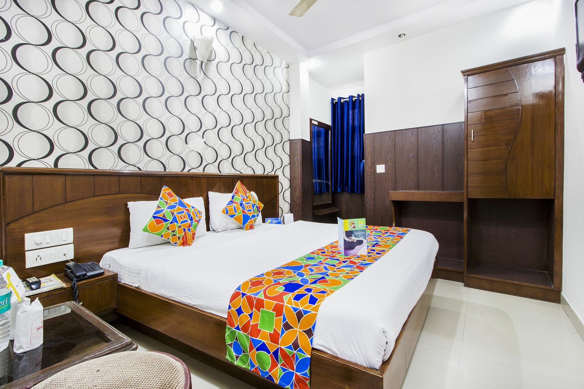Hotel R Deluxe "Couple Friendly Vaccinated Staff" New Delhi Buitenkant foto